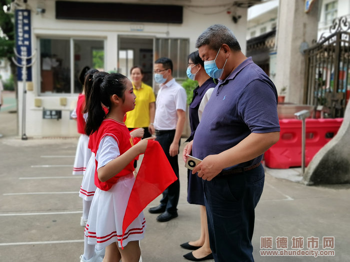 黃永生到逢簡(jiǎn)小學(xué)慰問(wèn)。.jpg