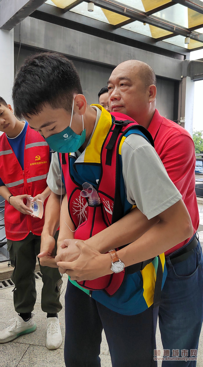 現場人員沉浸式體驗學習急救措施.jpg