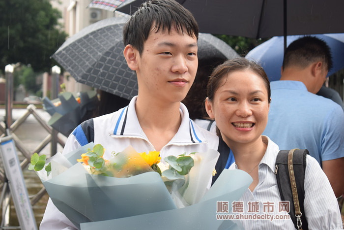 第一個(gè)出考場的學(xué)生_副本.jpg