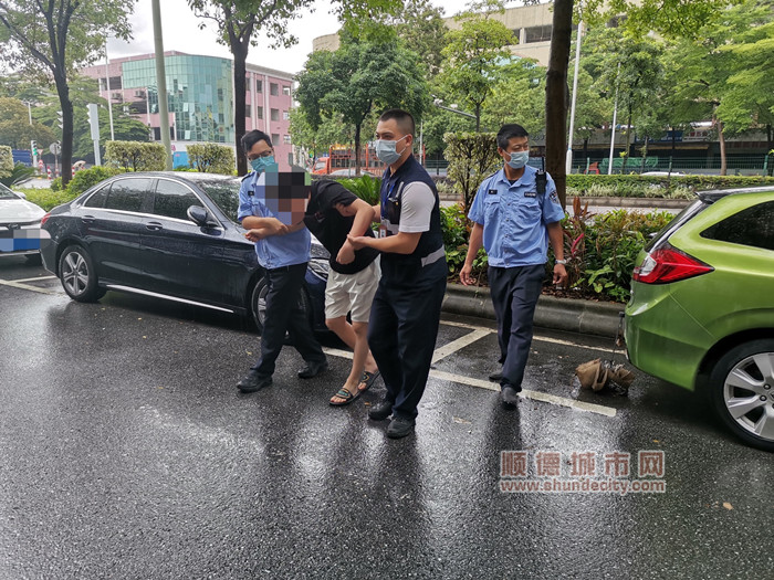 三華社區(qū)網(wǎng)格員攙扶暈倒群眾_副本.jpg