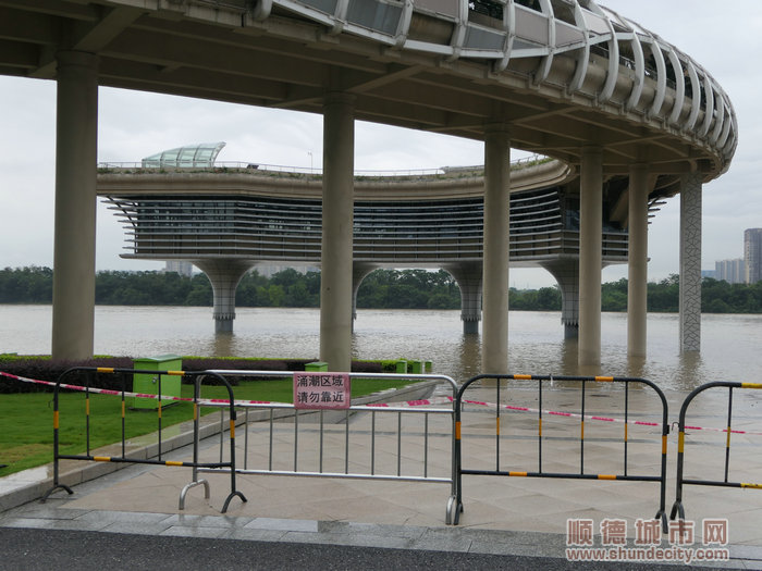 目前德勝河水位已淹沒低洼地區(qū)，市民群眾請(qǐng)遠(yuǎn)離親水活動(dòng)。.jpg
