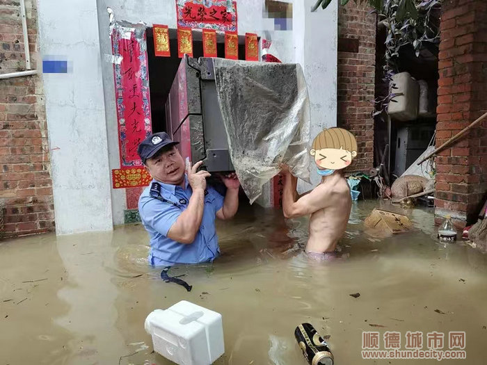 警察同志幫助群眾撤離洪區(qū)。.jpg