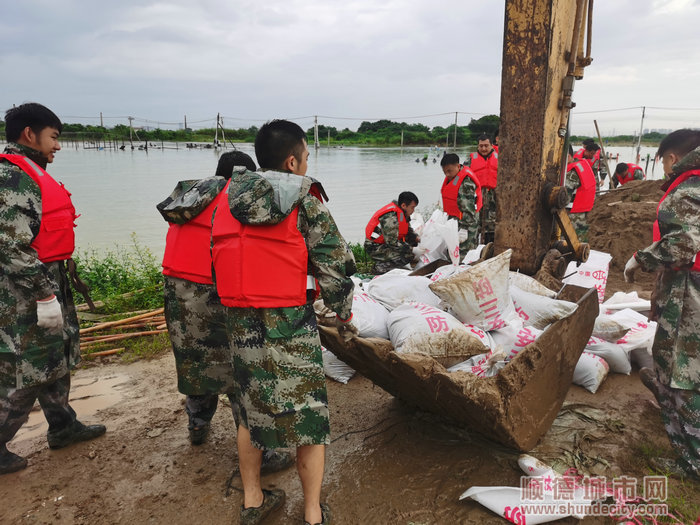 民兵、消防隊、武裝部等救援隊伍集結(jié)待命，投入到防汛工作。.jpg