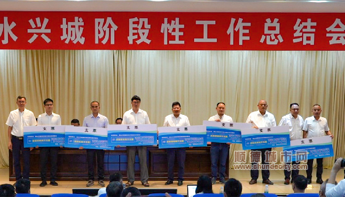 霍茂昌書記、鐘義組長為村居頒發(fā)清岸扶持支票（合影）_副本.jpg