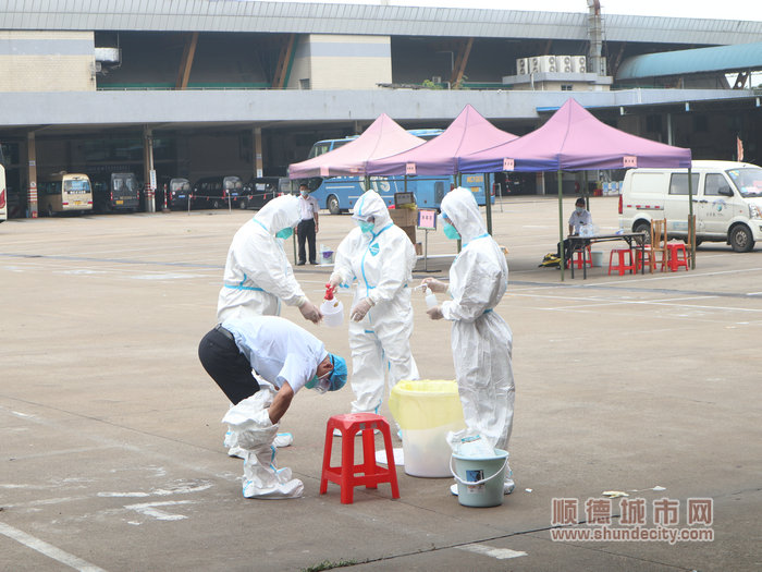 4.防護服穿脫及消毒.JPG