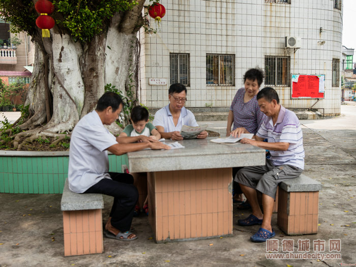 均安沙浦年過半百的老人、婦女坐在樹蔭底下休息。（順德城市網攝影師俱樂部“梁平凡”攝）.jpg