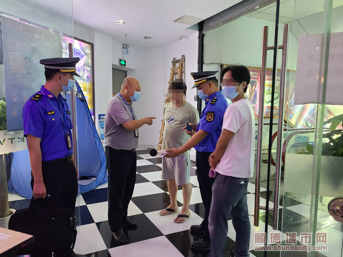 執法人員督促經營者完成整改，并進行法律法規宣講。.jpg