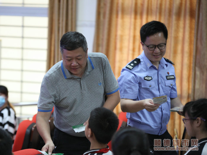 均安鎮禁毒辦為同學們發放宣傳單張。.jpg
