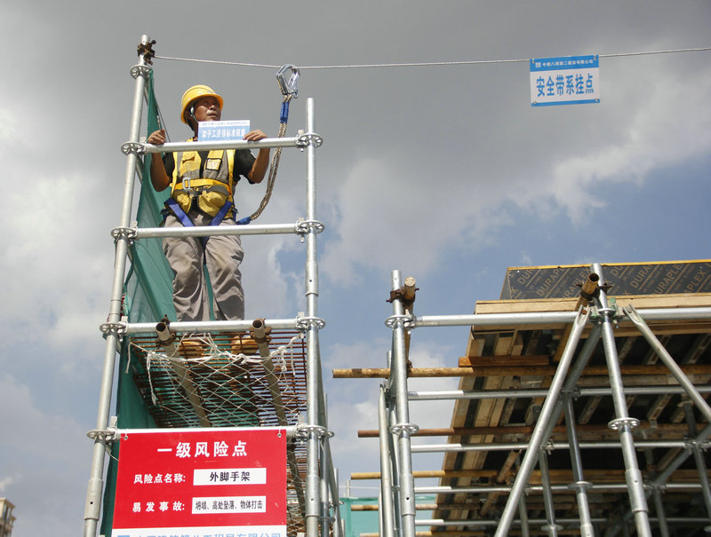 高空作業時，尤其要做好保護。.JPG