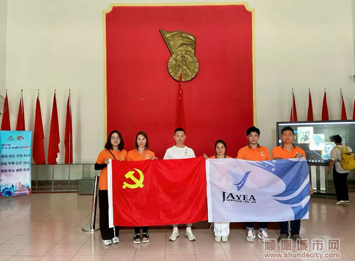 順德區(qū)組織部、共青團(tuán)順德區(qū)委員會(huì)聯(lián)合青企協(xié)組織的“大巴黨校‘青年企業(yè)家’專列進(jìn)西海”紅色教育活動(dòng)。.jpg