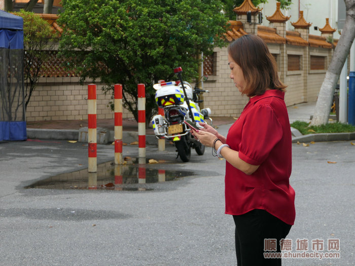家長們紛紛穿上紅衣服為孩子們加油鼓勁。.jpg