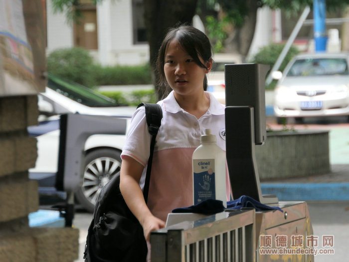 順德一中外國語學校第一位沖出考場女生黎綺雯。.jpg