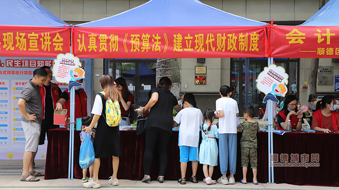 攤位不斷有市民前來咨詢.png