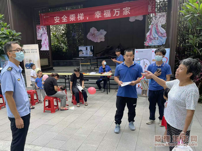 為村民講解安全知識。.jpg