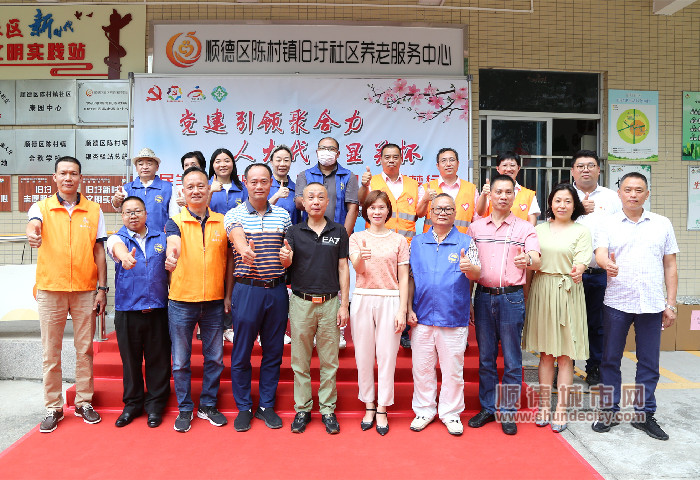 領導嘉賓上臺合影留念_副本.jpg