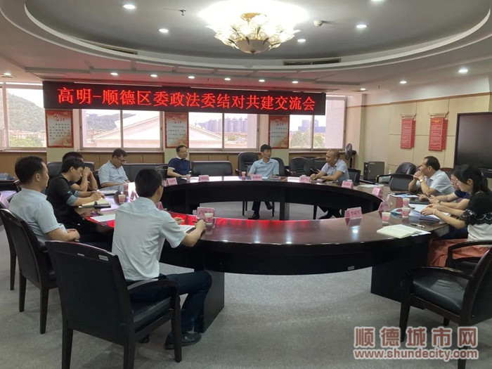 與會人員就基層社會治理、維穩(wěn)工作進(jìn)行了深入交流。.jpg