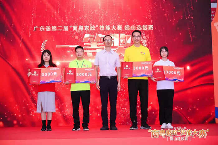 育嬰員、養(yǎng)老護理員、醫(yī)療護理員工種一等獎由順德區(qū)選手獲得_副本.png