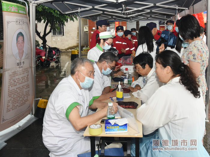 老人參與義診，了解養生知識。.jpg