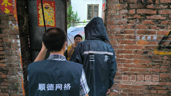勸導群眾撤離.jpg