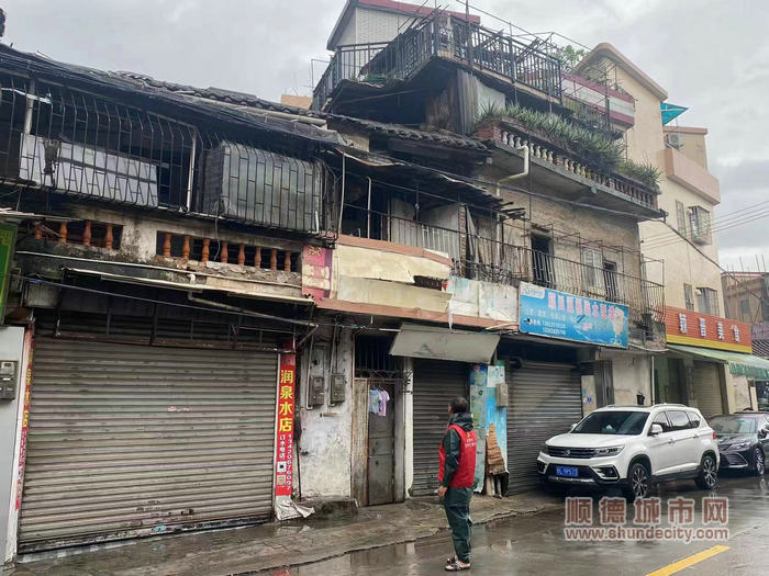 新塘村三防值班人員聯(lián)同駐村工作人員開展防臺風暴雨巡查工作1.jpg