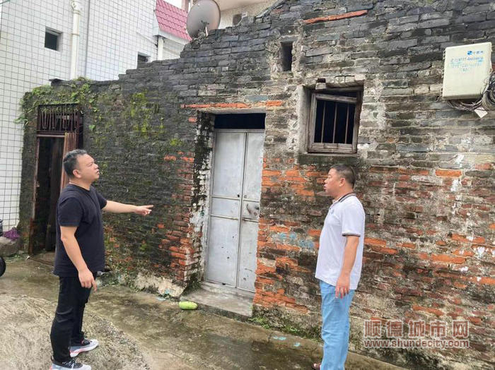 雞洲三防值班人員聯(lián)同駐村工作人員開展防臺風暴雨巡查工作1.jpg
