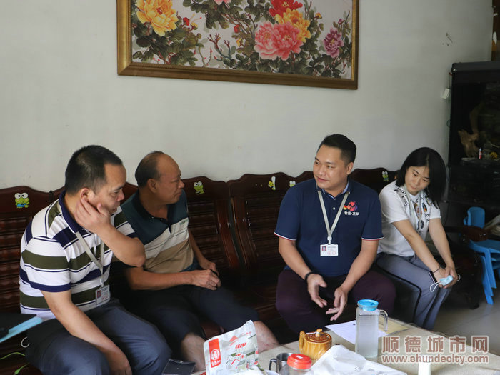 龍加燊入戶，與居民交流。.JPG