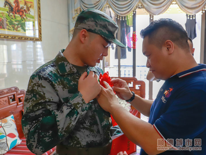 龍加燊為新兵戴上禮花。.JPG