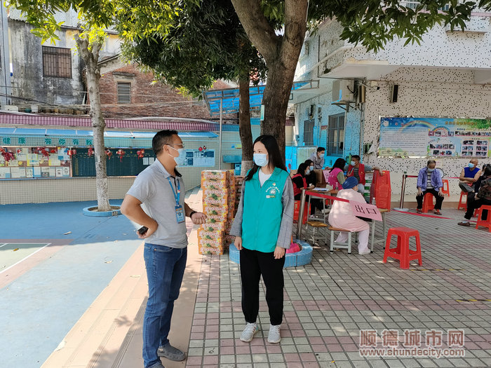 蘇秀顏與社區(qū)工作者進(jìn)行親切交談，探討如何更好地發(fā)動(dòng)60歲以上老人接種疫苗。.jpg