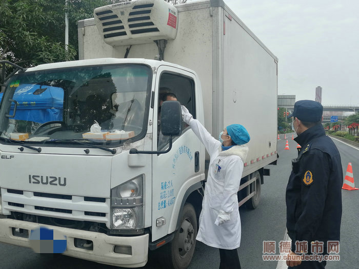 盧丹在抗疫第一線進(jìn)行值守。.jpg