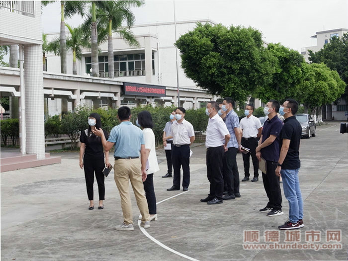 人大代表在細滘學校參觀調研。.JPG