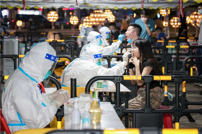 文化公園核酸檢測點在夜里仍有序工作.jpg