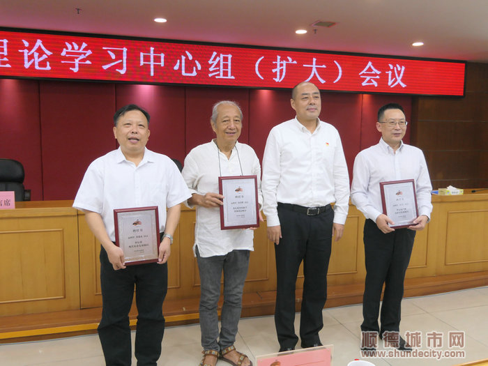 為廖森泰、伍時雄、曾真三位專家頒發(fā)顧問牌匾.jpg
