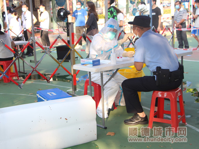 醫護工作者身旁擺了冰塊1_副本.jpg