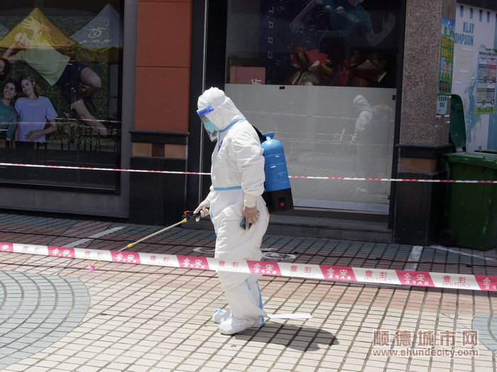 醫護人員進行消殺工作。.jpg