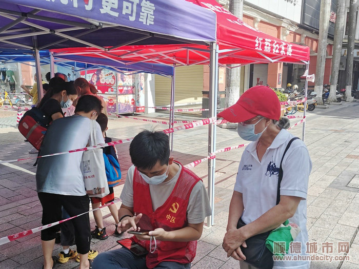 “紅馬甲”指引外地市民順利完成登錄手續。.jpg