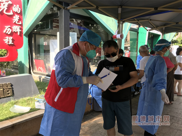 區政協委員陳榮駒上午和公司員工一起在紅崗參與核酸檢測工作，下午又到新桂支援！.jpg