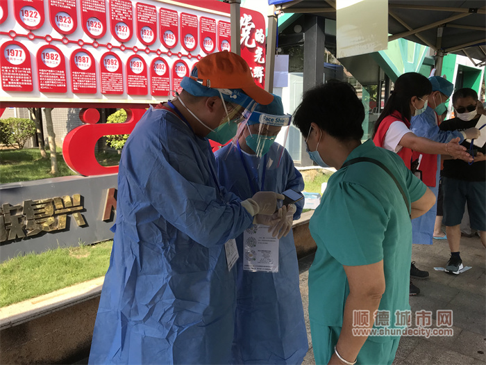 區人大代表陳亮不但發動公司員工參與核酸檢測工作，還言傳身教女兒一起參與！.jpg