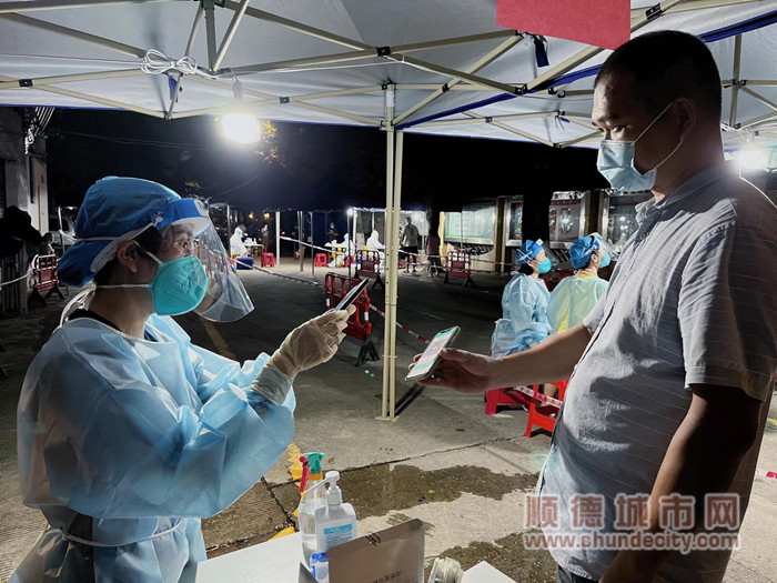區人大代表陳仕香帶領桂畔小學教師團隊14人，積極參與社區核酸檢測工作，支援新松社區2_副本.jpg