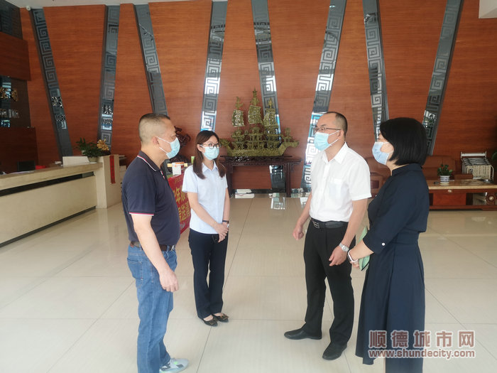 李福信在慰問廣東凱華電器股份有限公司員工.jpg