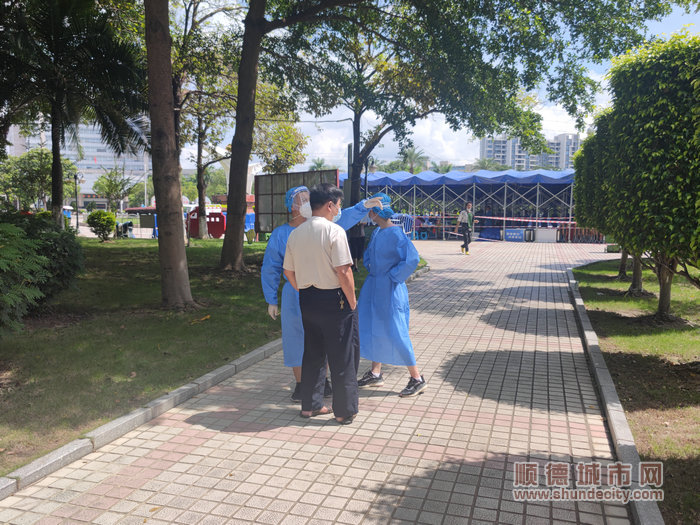 及時制止走錯路的群眾。.jpg