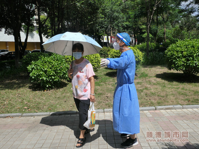 指引群眾前往核酸檢測點入口。.jpg