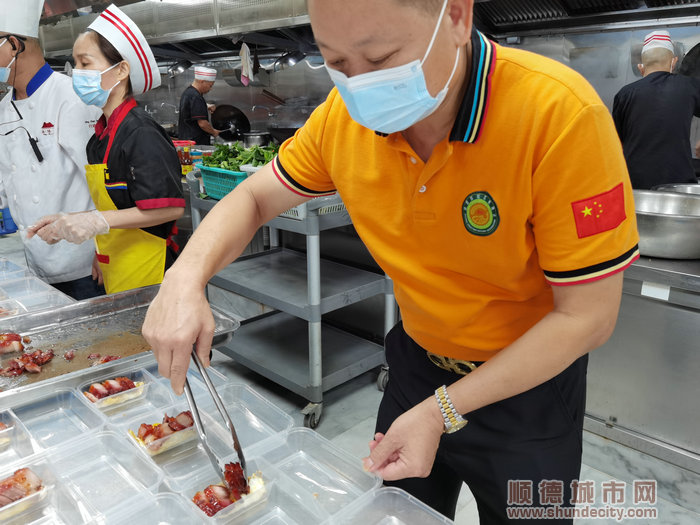 工作人員為防疫人員準備飯菜。.jpg