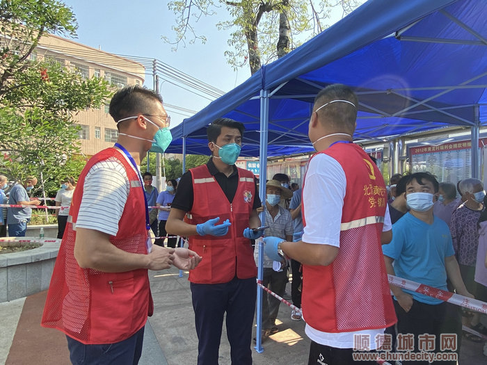 陳忠青和同事在防疫現(xiàn)場。.jpg