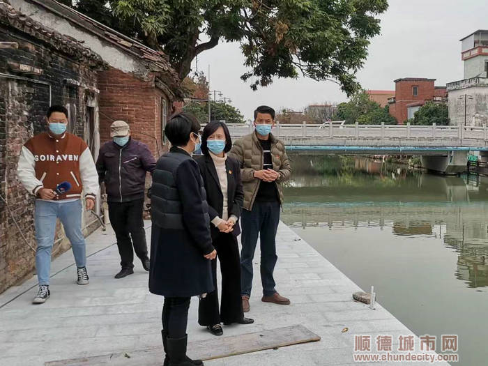 陳忠青和鎮(zhèn)領(lǐng)導(dǎo)了解“治水大會戰(zhàn)”成果。.jpg