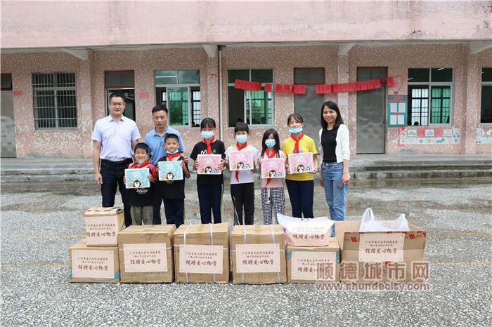 廣州中醫藥大學順德醫院向鳳艷小學捐贈文具的情況_副本.jpg