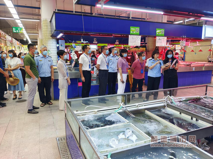 介紹市場內水產檔的食品溯源情況.jpg
