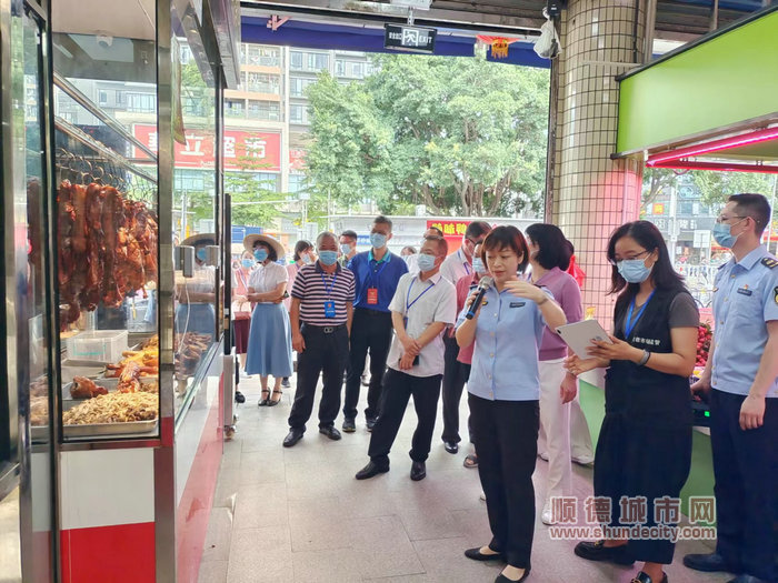 介紹市場內熟食檔食品衛生監測情況.jpg