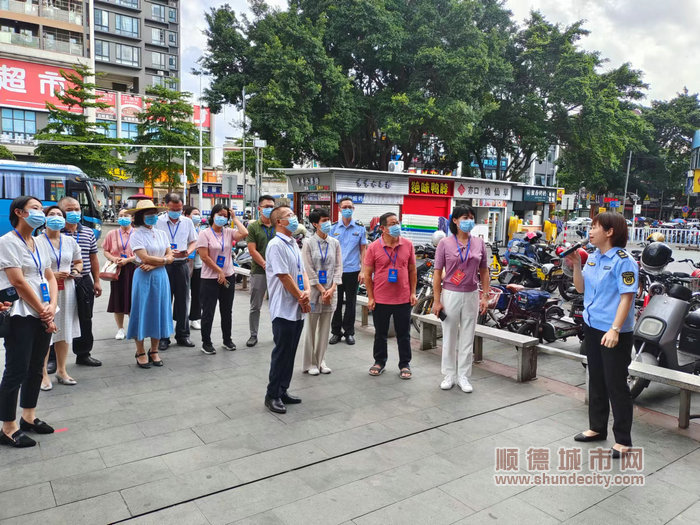 向代表介紹倫教農貿市場提升情況.jpg