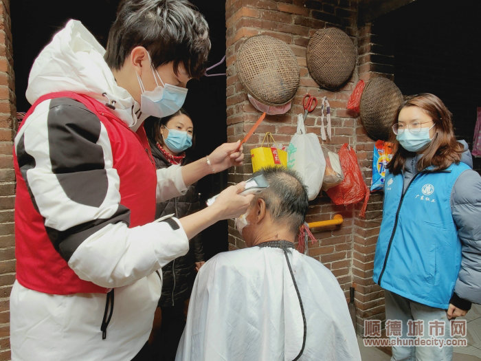 鏈接志愿者資源上門為行動不便的殘疾人義剪_1.jpg