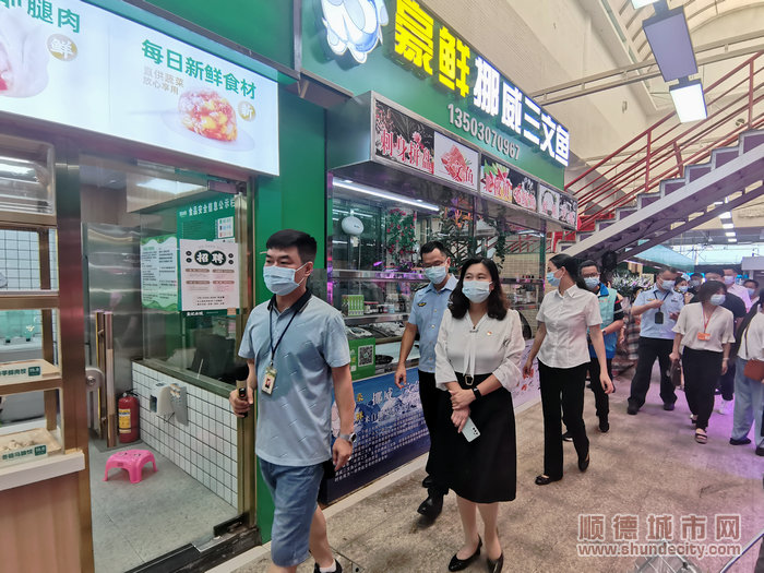 容桂組織部分人大代表調研農貿市場改造情況，視察組一行人來到青華市場。.jpg